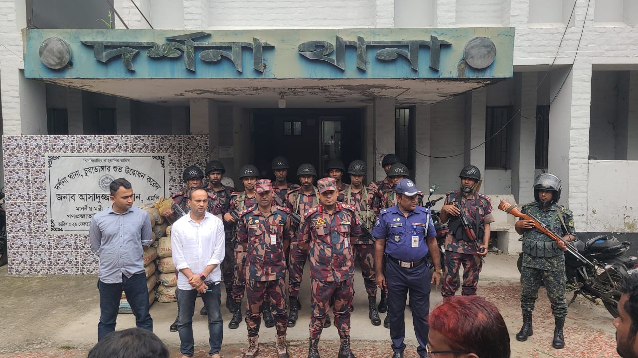 দর্শনা থানার কার্যক্রম স্বাভাবিক করতে পুলিশের পাশে বিজিবি