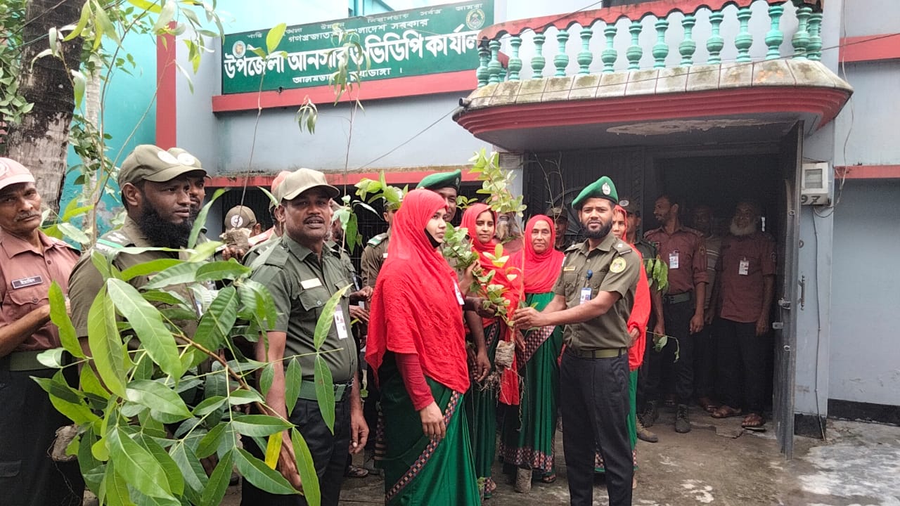 আলমডাঙ্গায় আনসার ভিডিপির উদ্যোগে বৃক্ষরোপণ কর্মসূচি