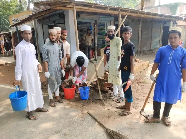 কার্পাসডাঙ্গায় রাস্তা পরিস্কার করলেন মাদ্রাসার শিক্ষার্থীরা