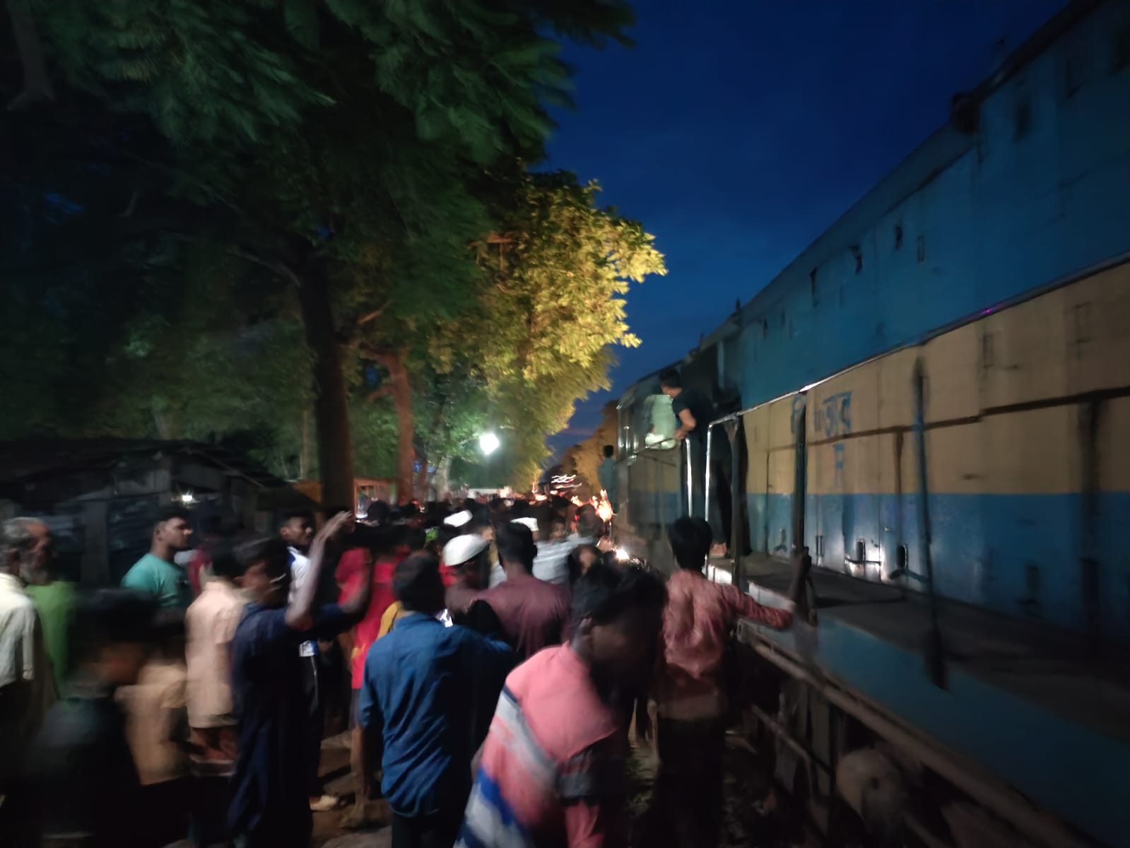দামুড়হুদার জয়রামপুরে ট্রেন থামিয়ে স্থানীয়দের মানববন্ধন