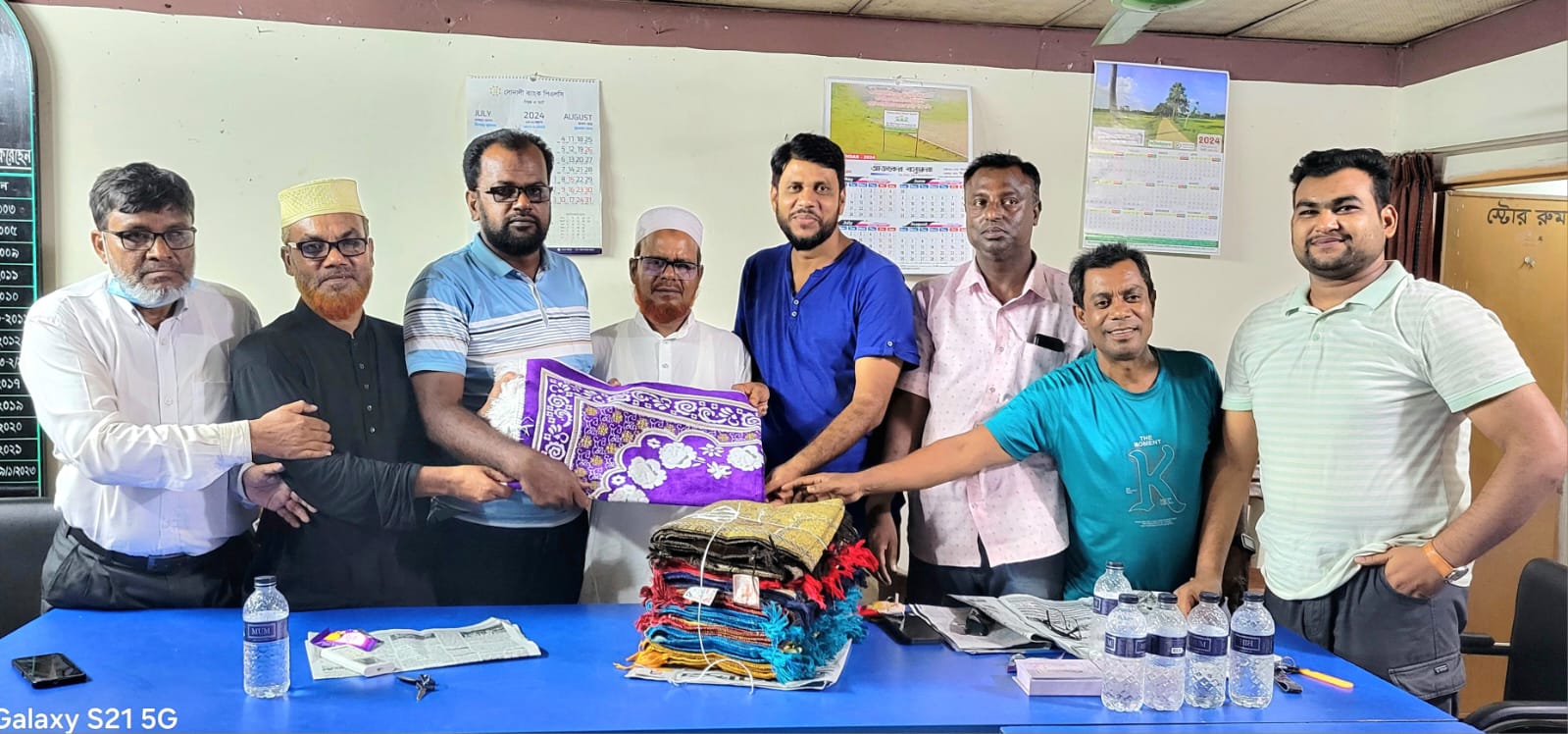 দর্শনায় সাংবাদিকদের জায়নামাজ দিল জামায়াত