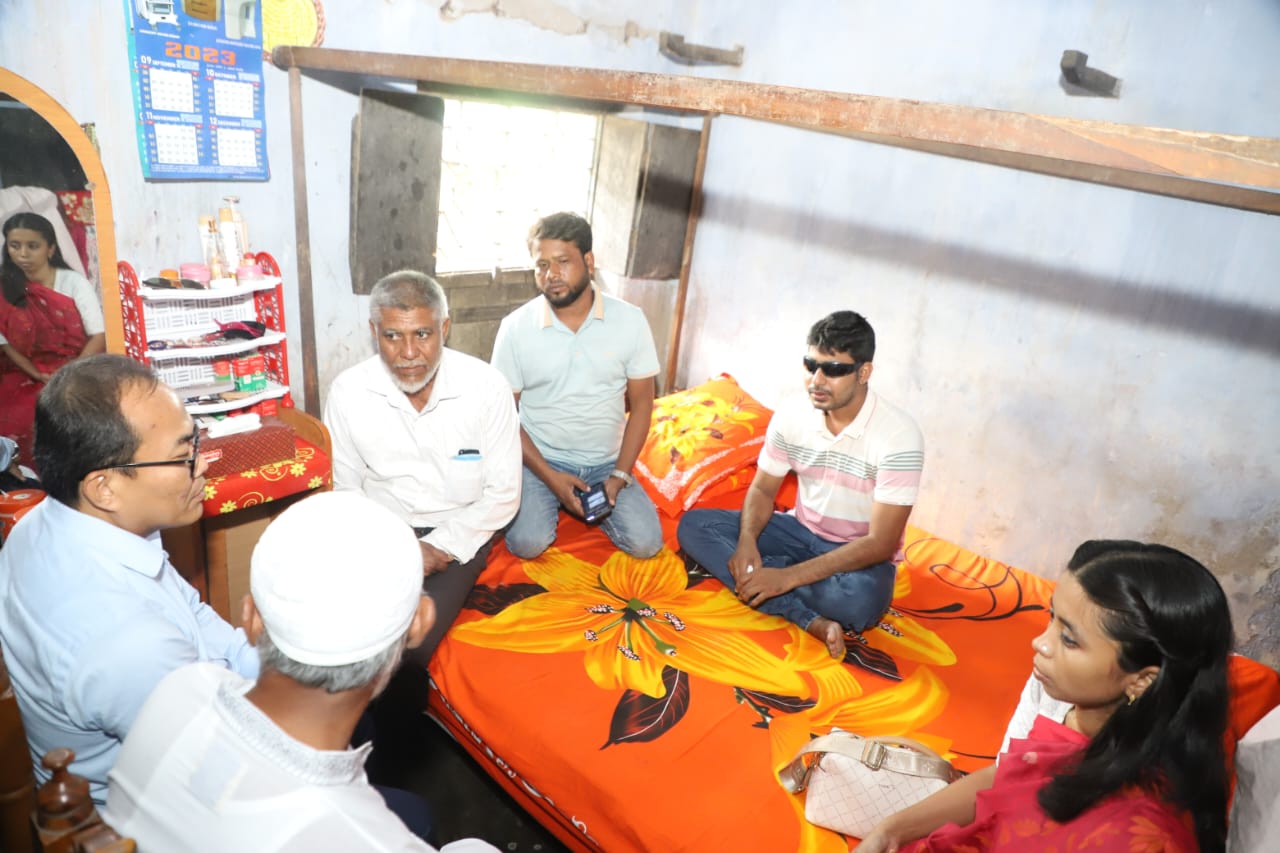 আন্দোলনে ছররা গুলিতে দৃষ্টি হারিয়েছেন দামুড়হুদার মেরাজ