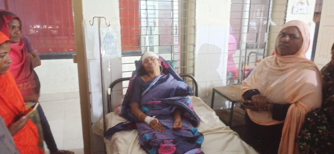 দামুড়হুদায় প্রতিপক্ষের দায়ের কোপে দুই নারী জখম