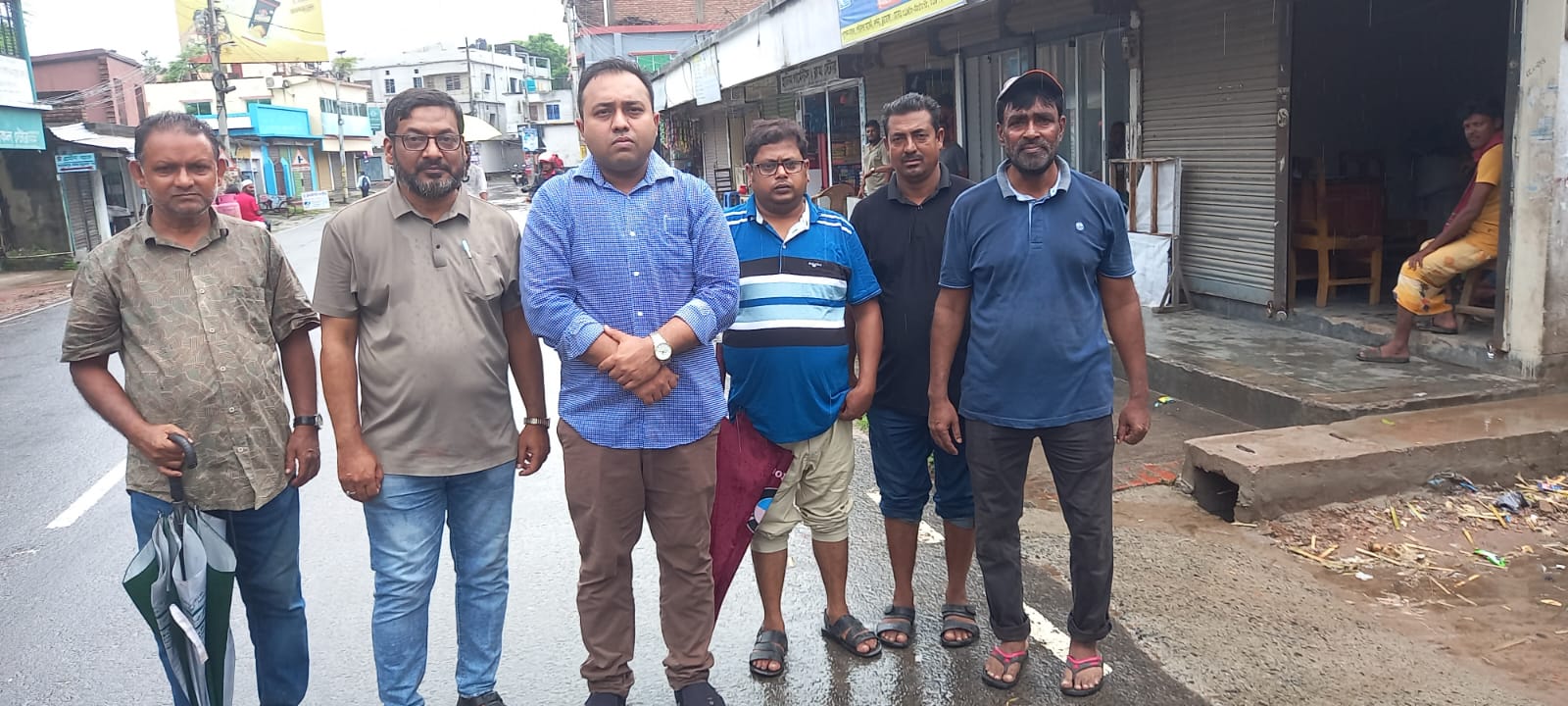 ভারি বর্ষনে ক্ষতিগ্রস্ত এলাকা পরিদর্শনে দর্শনা পৌর প্রশাসক