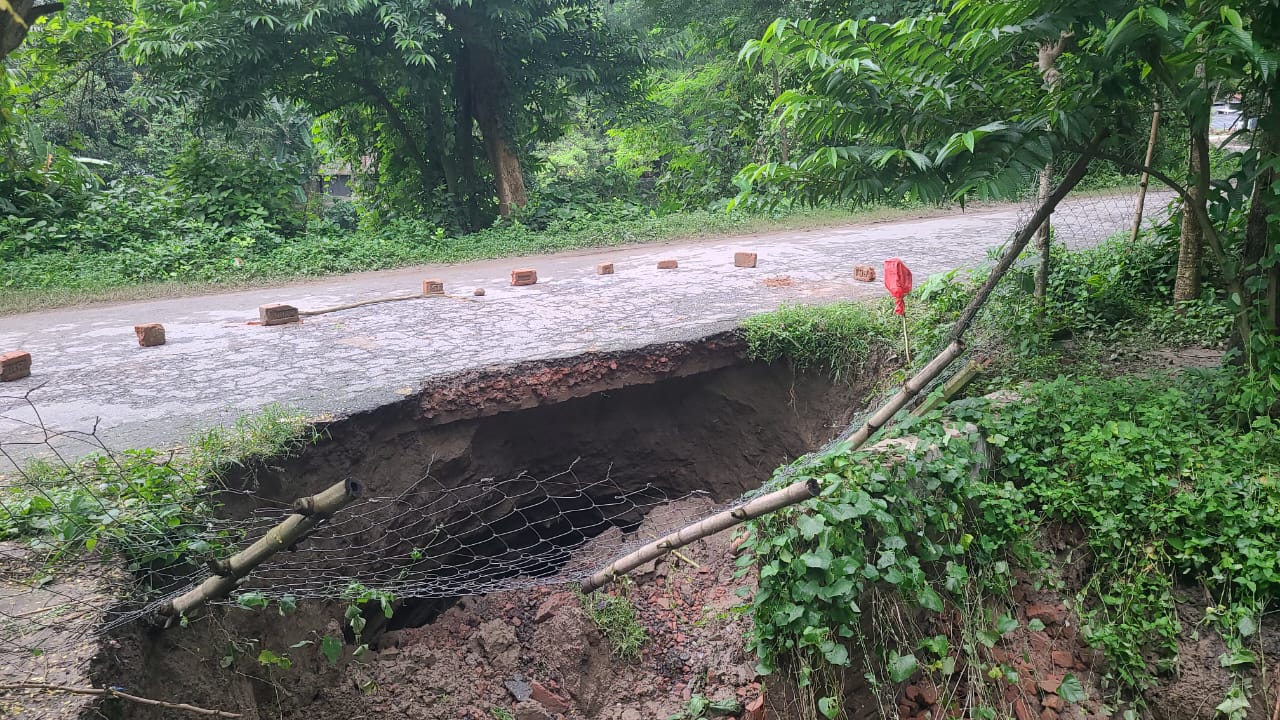 টানা বৃষ্টিতে দর্শনা—ঈশ্বরচন্দ্রপুর সড়কে ভয়াবহ ফাটল