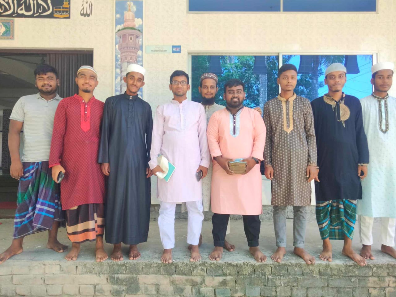 দামুড়হুদায় বন্যার্তদের জন্য আর্থিক সহায়তা প্রদান