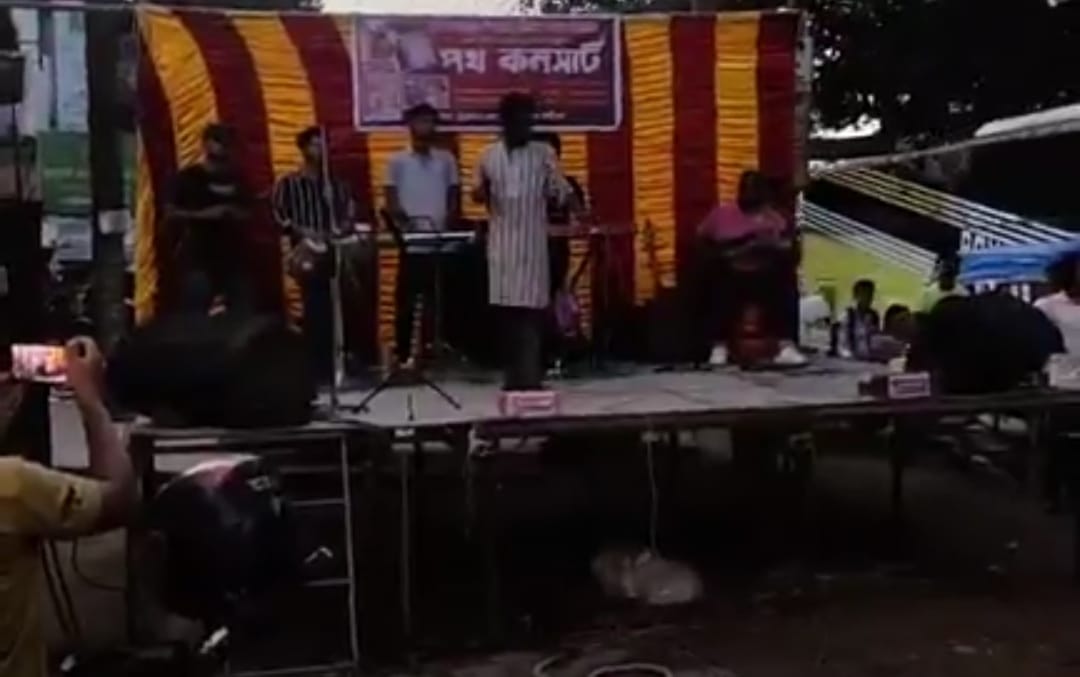 সরোজগঞ্জে বন্যার্তদের জন্য পথ কনসার্ট