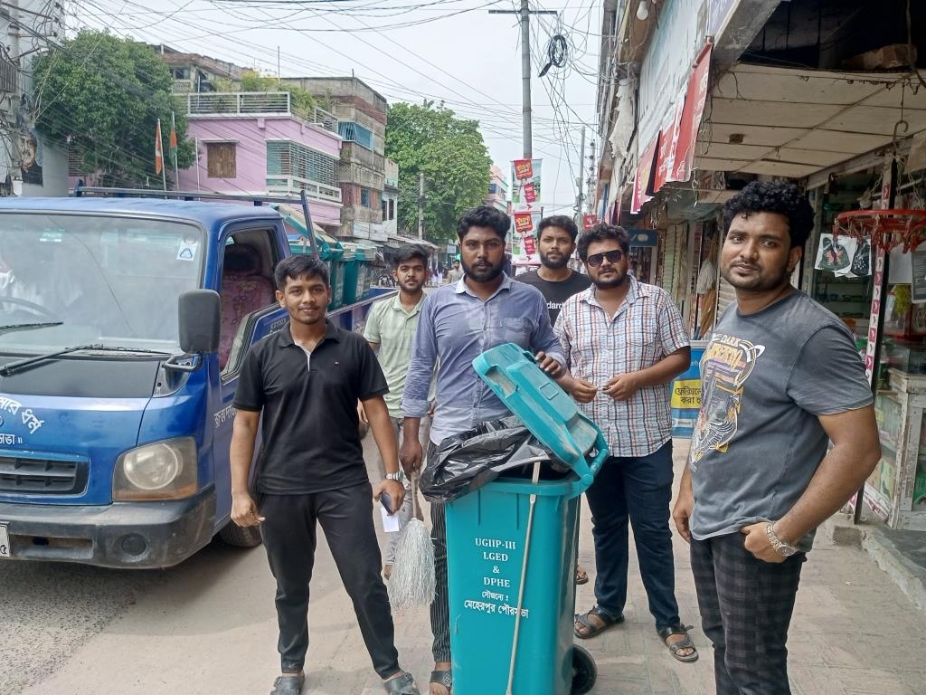 মেহেরপুরে বৈষম্যবাদী ছাত্রসমাজের উদ্যোগে ডাস্টবিন প্রদান