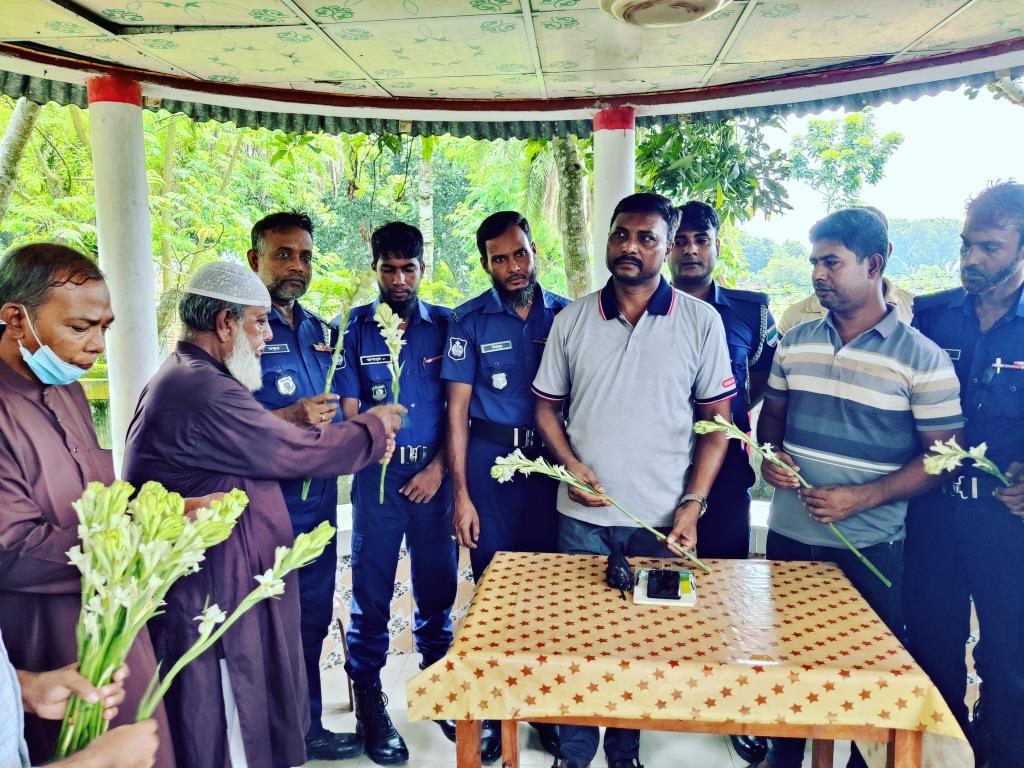 ঝিনাইদহে পুলিশকে ফুল দিয়ে জামায়াতের শুভেচ্ছা
