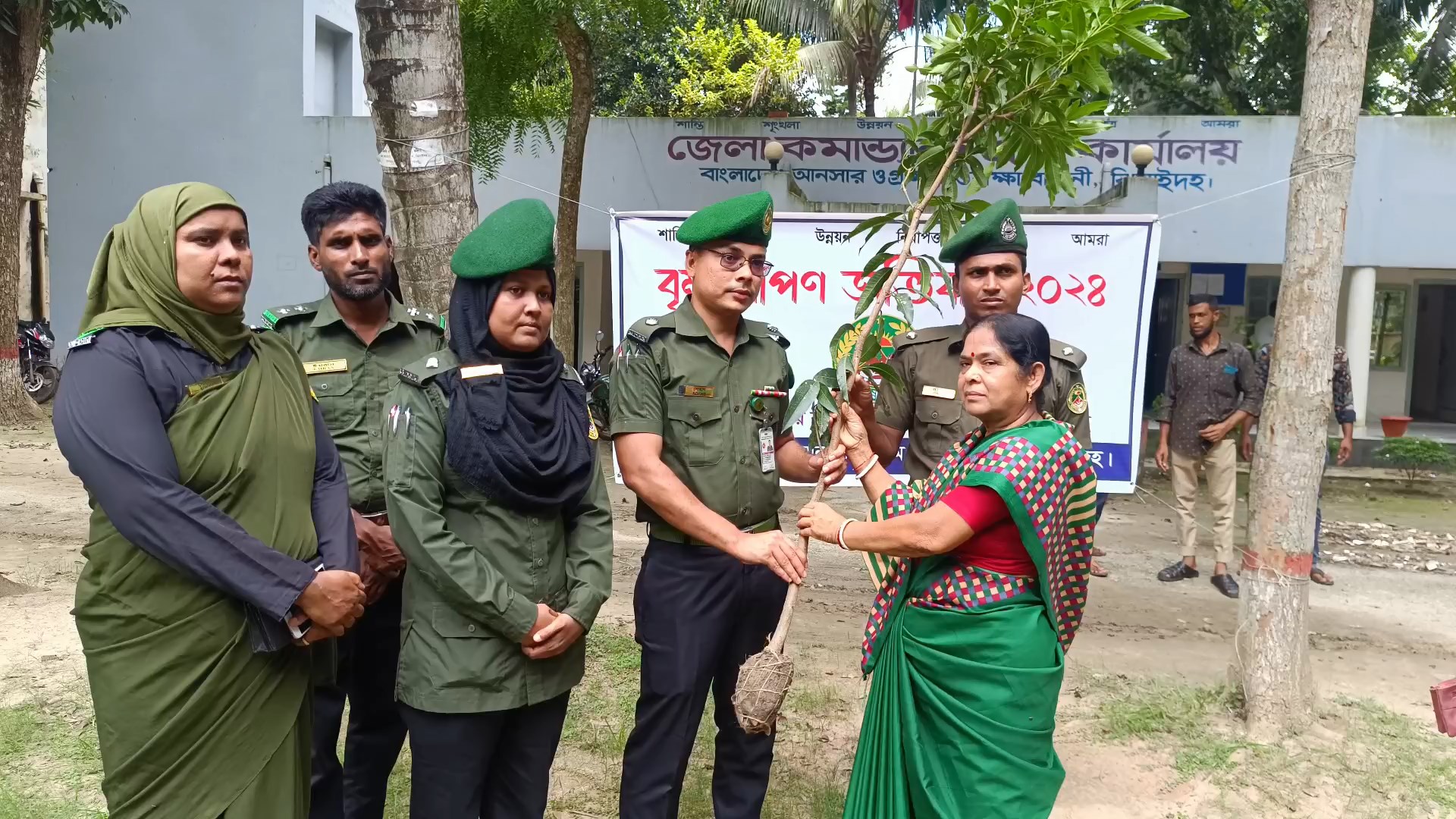 ঝিনাইদহে আনসার ও ভিডিপির বৃক্ষরোপণ কর্মসূচি