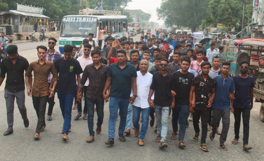 স্বরাষ্ট্র উপদেষ্টার পদত্যাগের দাবিতে গাংনীতে বিক্ষোভ