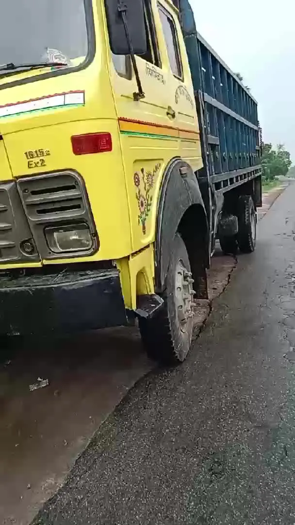 মেহেরপুরে বাড়ির সামনে থেকে ট্রাক চুরি