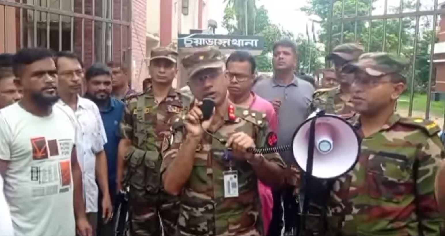 চুয়াডাঙ্গায় জনসচেতনতা কার্যক্রমে সেনা কর্মকর্তা লে. কর্নেল জয়নুল আবেদীন