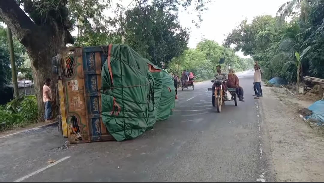 পাঁচমাইলে নিয়ন্ত্রণ হারিয়ে গাছের সঙ্গে ট্রাকের ধাক্কা