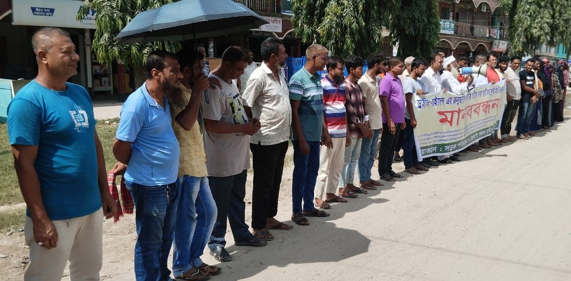 চুয়াডাঙ্গায় পেশাদার গাড়ি চালকদের মানববন্ধন
