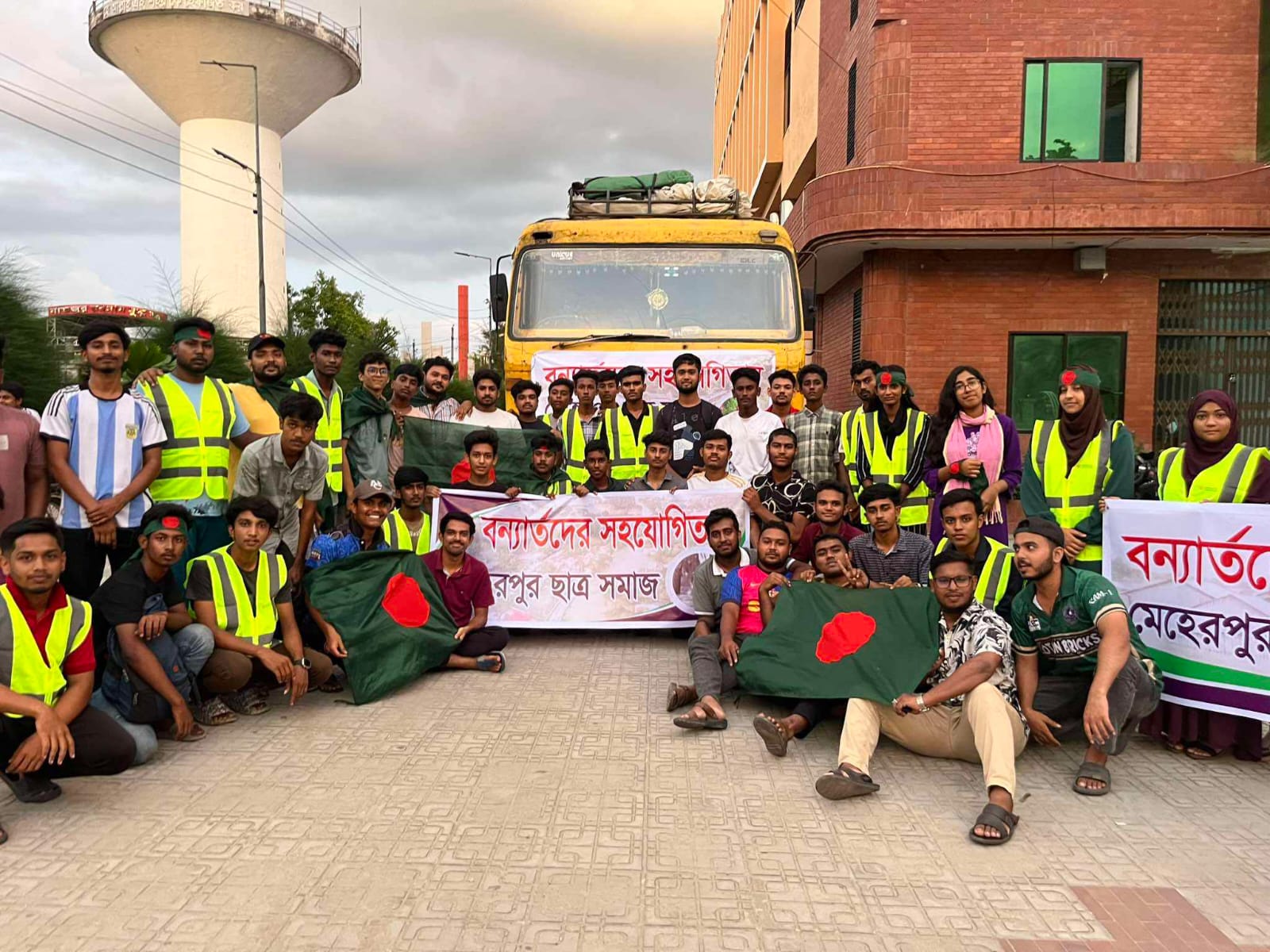 বন্যার্তদের সহযোগিতায় মেহেরপুরের ছাত্র সমাজ