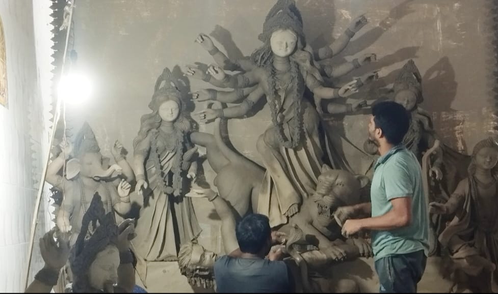মেহেরপুরে প্রতিমা তৈরিতে ব্যস্ত মৃৎশিল্পীরা