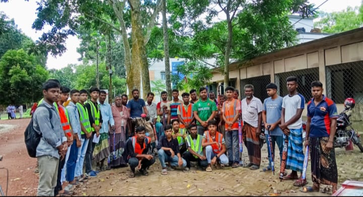 দামুড়হুদায় শিক্ষার্থী ও জনতার মাঝে ছাতা বিতরণ