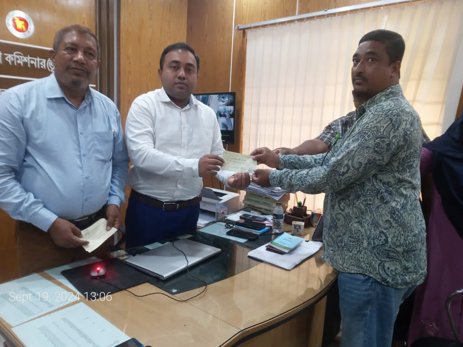 দামুড়হুদায় প্রশিক্ষণার্থীদের মাঝে যুব উন্নয়নের চেক বিতরণ