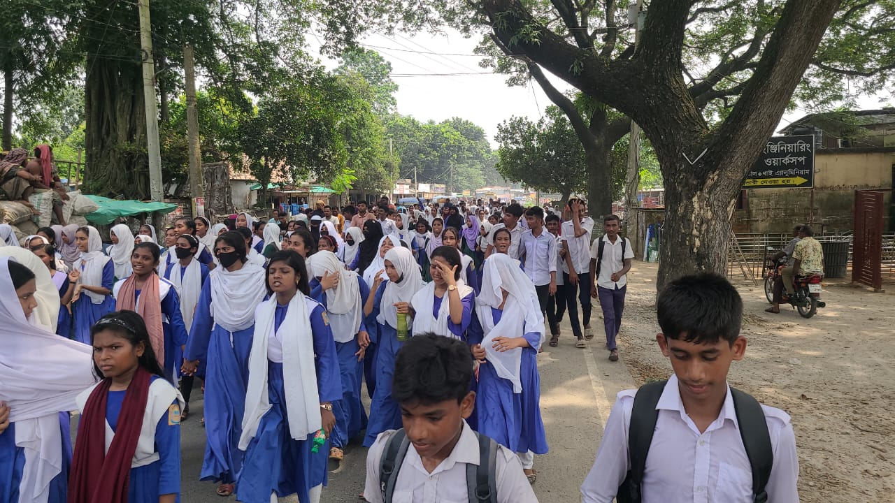 সিলেবাস সংক্ষিপ্তের দাবিতে শিক্ষার্থীদের বিক্ষোভ