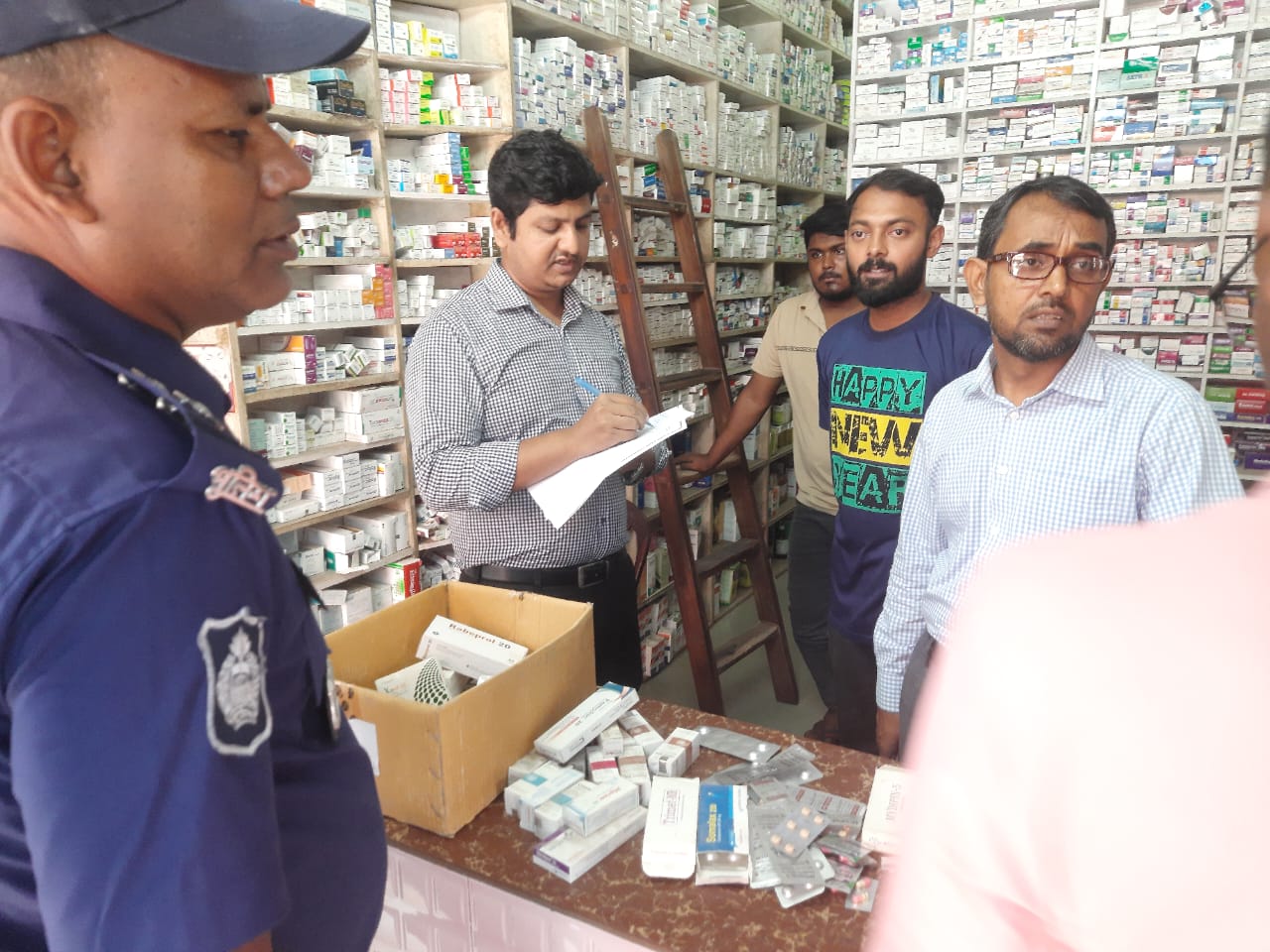 মেহেরপুরে দুই ফার্মেসিকে ২০ হাজার টাকা জরিমানা