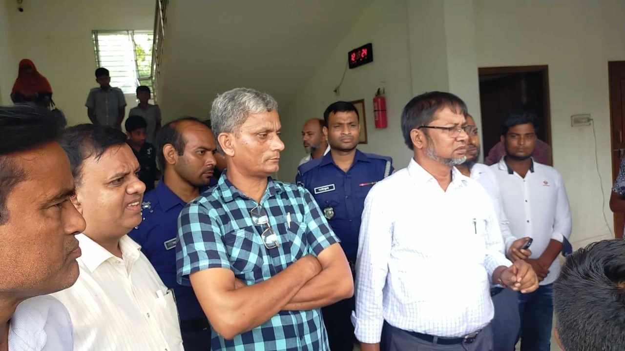 বিদ্যালয়ে পুলিশ নিয়ে চড়াও হলেন শিক্ষা অফিসার