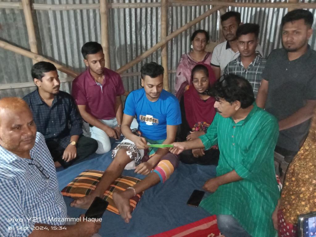 ছাত্র আন্দোলনে আহত মোফাইলের পাশে শিক্ষার্থী, লোর্কমোচা ও ইউএনও