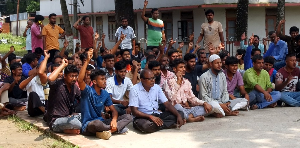 ঝিনাইদহে বিদ্যুৎ অফিসের লাইন সহকারীদের বিক্ষোভ