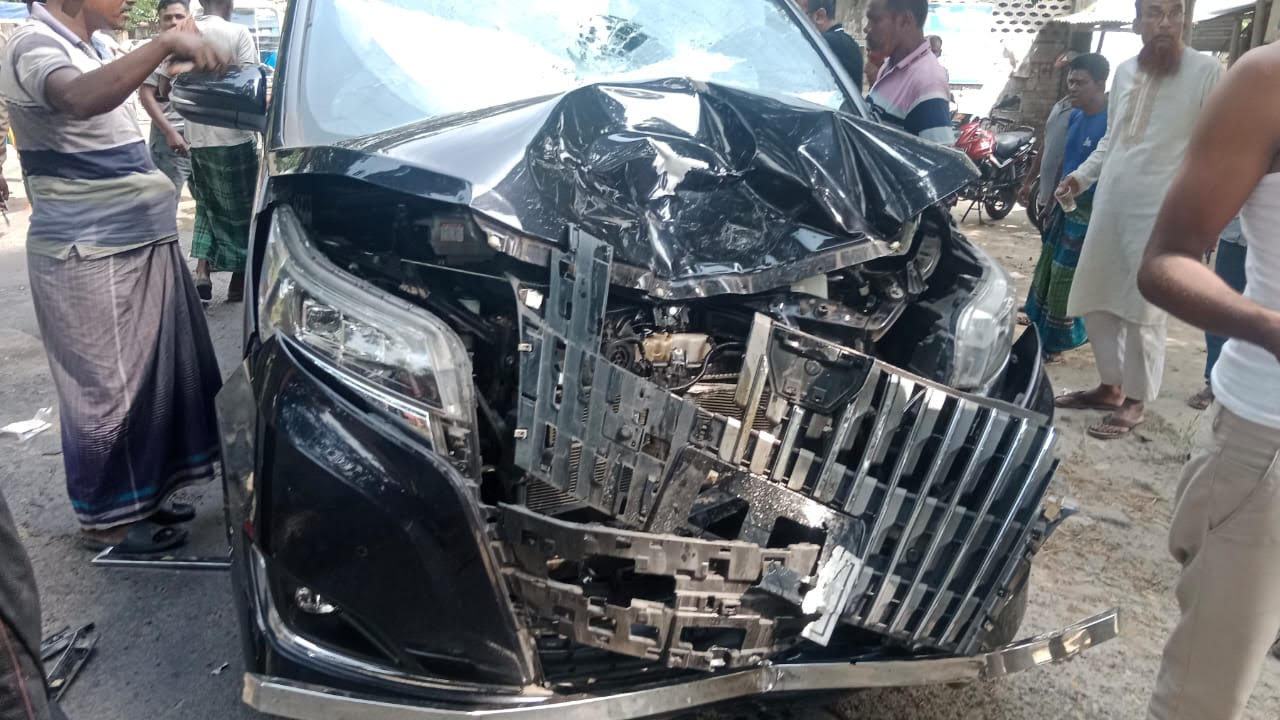 চুয়াডাঙ্গার পাঁচমাইলে সড়ক দুর্ঘটনায় যুবক জখম