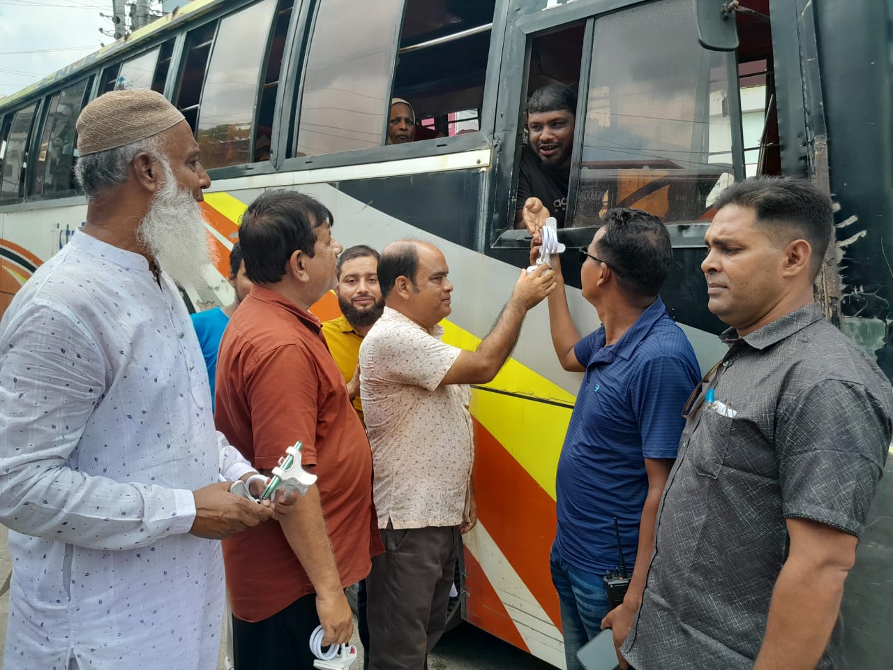 চুয়াডাঙ্গায় পেশাদার গাড়ি চালকদের মধ্যে নিসচা’র উদ্যোগে মোবাইল রাখার কেস বিতরণ