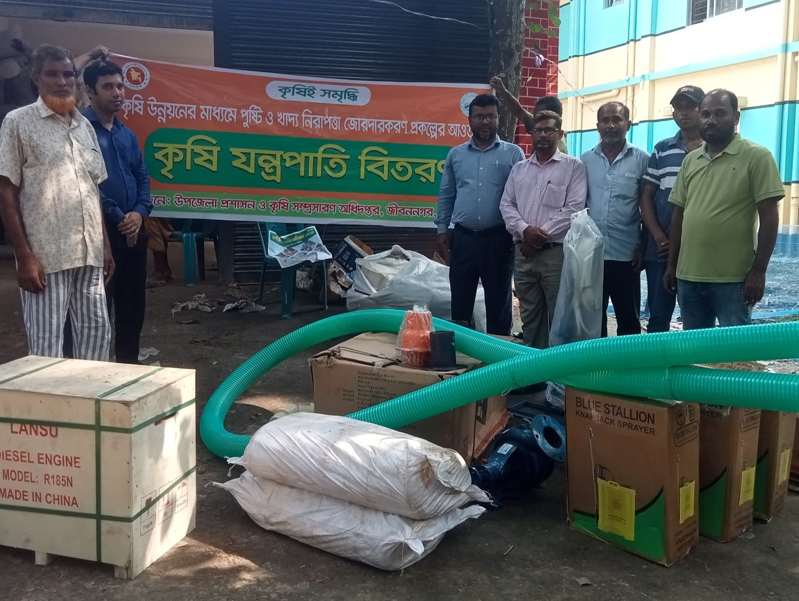 জীবননগরে কৃষকদের মাঝে কৃষি যন্ত্রপাতি বিতরণ