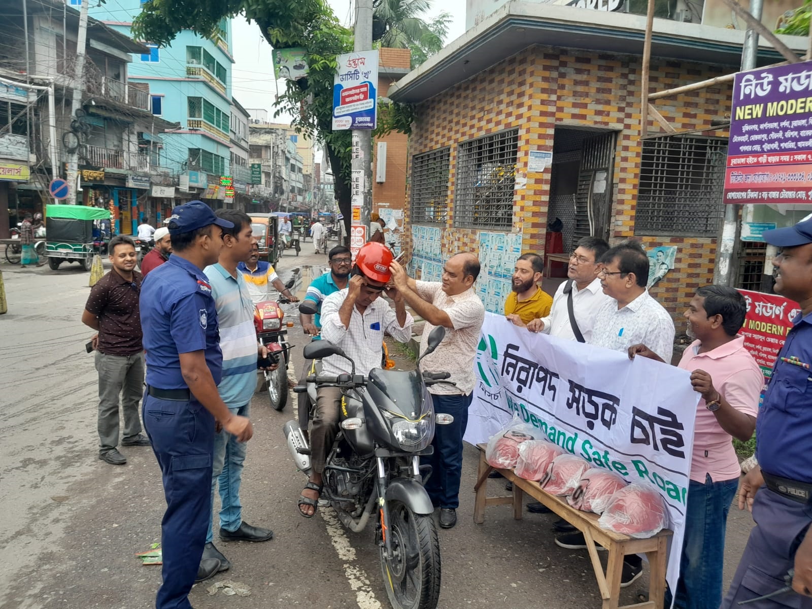 চুয়াডাঙ্গায় নিরাপদ সড়কের লক্ষ্যে সচেতনতামূলক কার্যক্রম