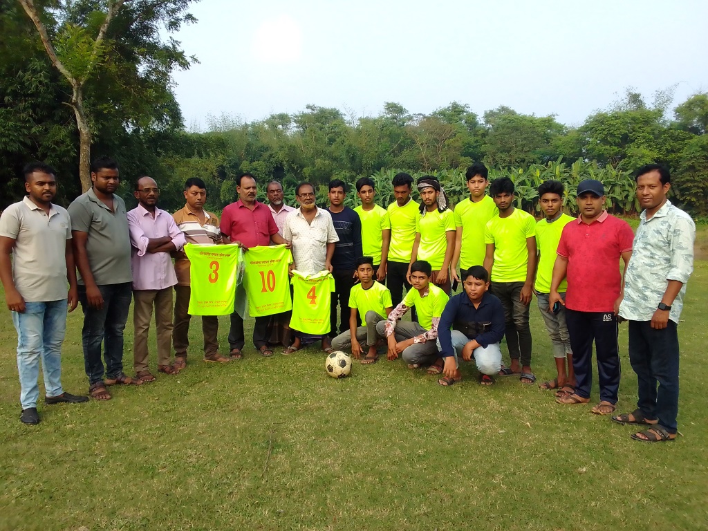 হাটবোয়ালিয়ায় মাথাভাঙ্গা ফুটবল একাদশকে জার্সি উপহার