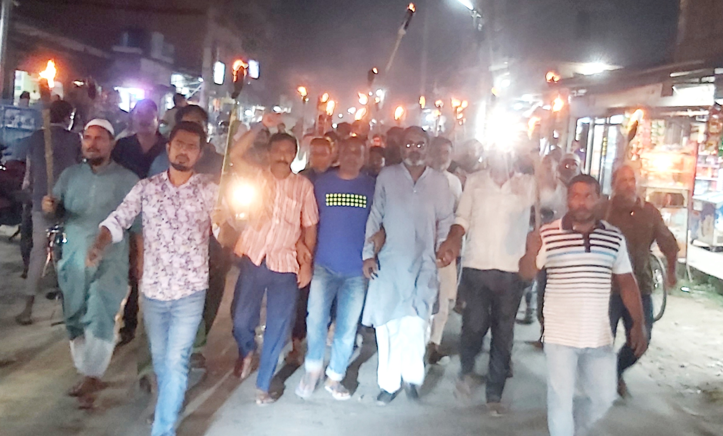 আলমডাঙ্গার ব্যায়ামাগারের অবৈধ দখলদার উচ্ছেদ, ভূমিদস্যুর বিচারের দাবিতে মশাল মিছিল