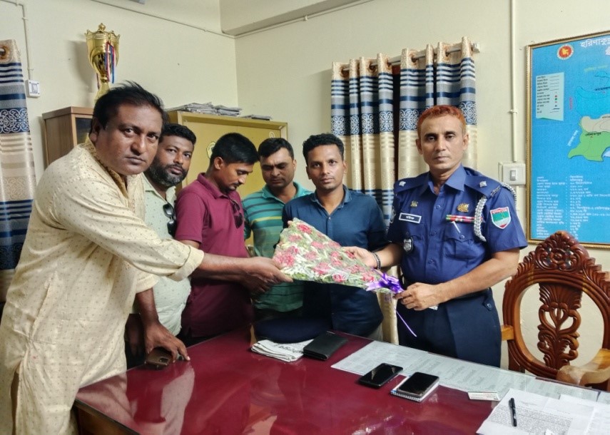 হরিণাকুণ্ডু থানার নবাগত ওসিকে ফুলেল শুভেচ্ছা