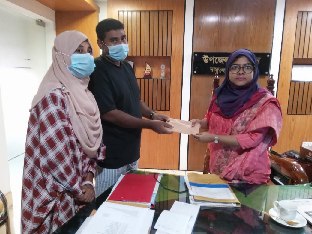 আন্দোলনে আহত দামুড়হুদার দলিল উদ্দীনকে আর্থিক সহায়তা প্রদান