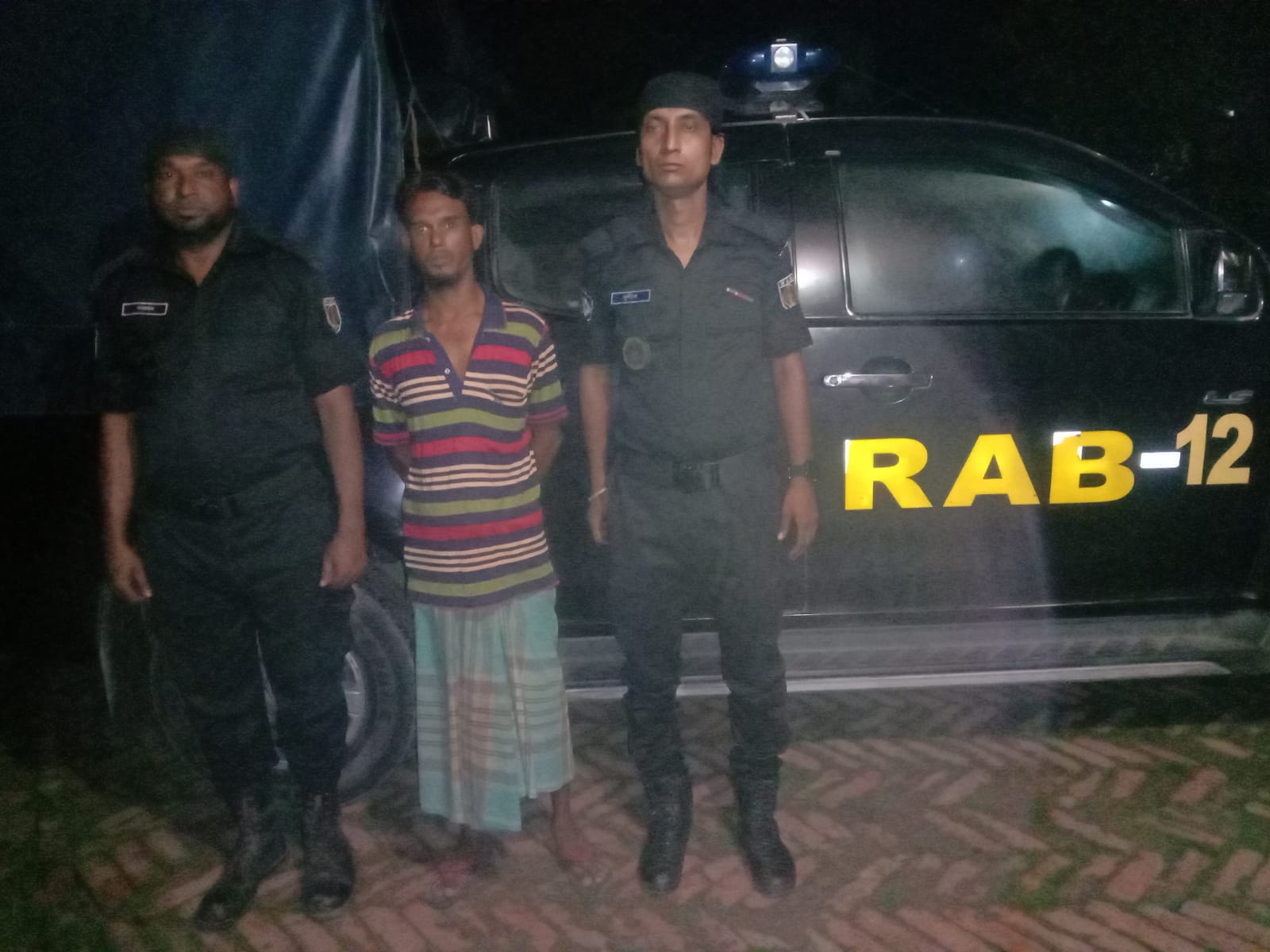 আগ্নেয়াস্ত্র দিয়ে প্রতিপক্ষকে ফাঁসাতে গিয়ে নিজেই র‌্যাবের জালে