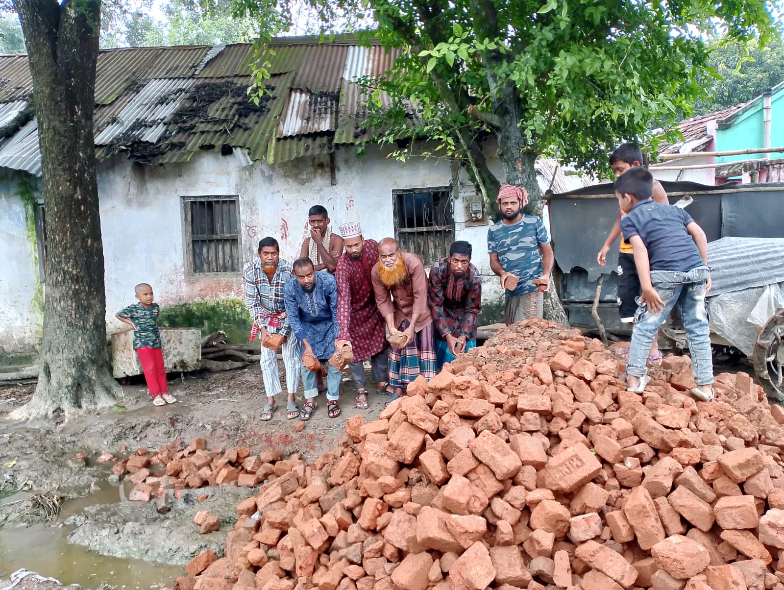 জীবননগরে জামায়াতের উদ্যোগে রাস্তা সংস্কার<br>