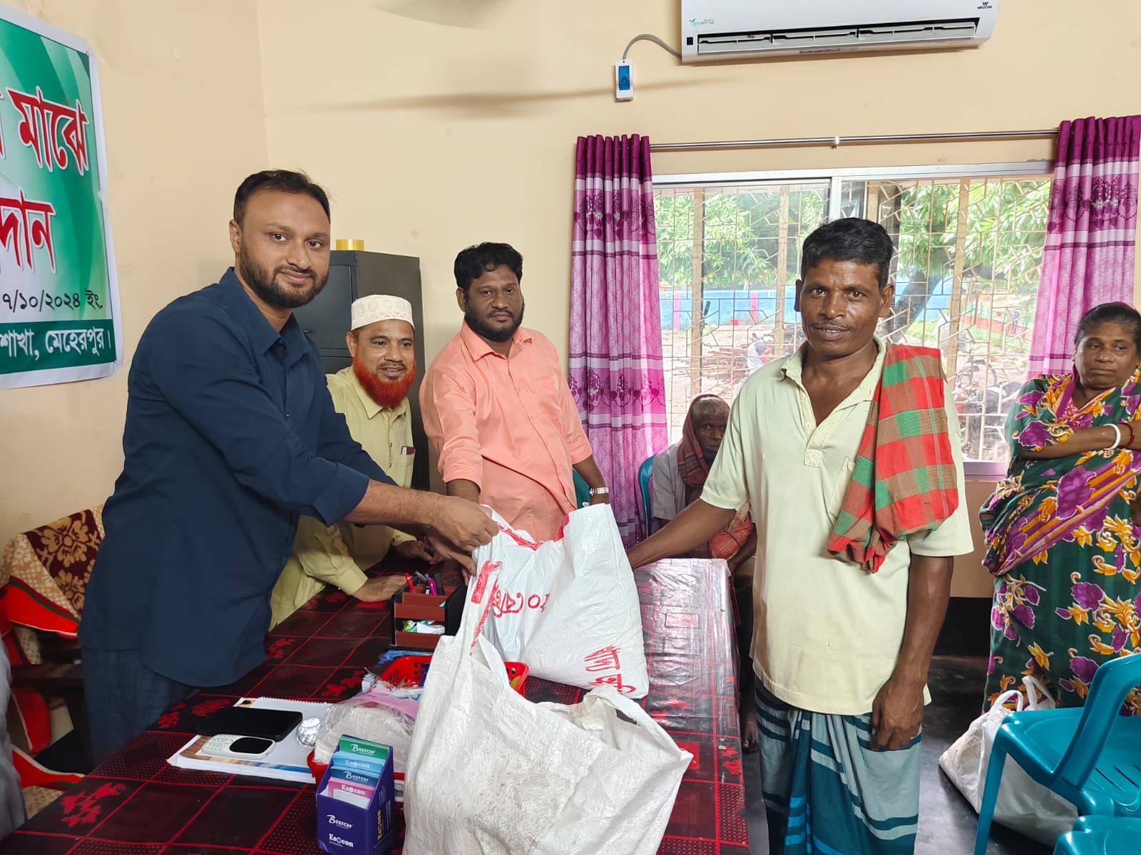 মেহেরপুরে হিন্দু সম্প্রদায়ের মধ্যে খাদ্যসামগ্রী বিতরণ<br>