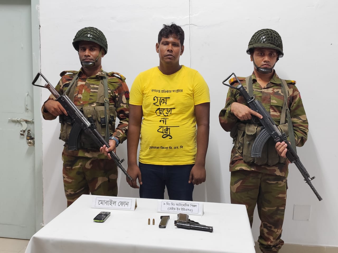 দর্শনায় সেনাবাহিনীর অভিযানে পিস্তল-গুলিসহ একজন গ্রেপ্তার