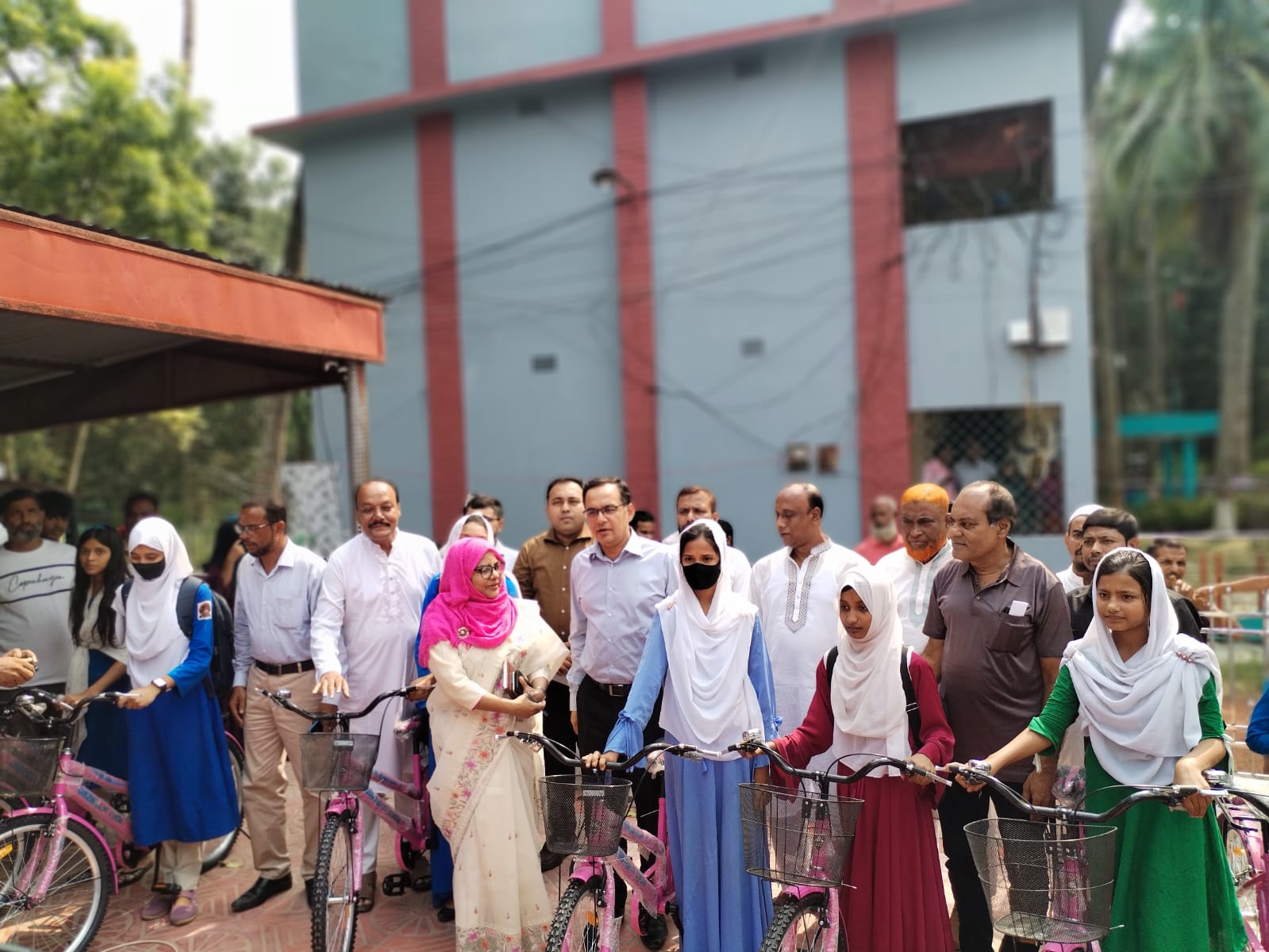 দামুড়হুদায় বাইসাইকেল পেল ১৭১ শিক্ষার্থী