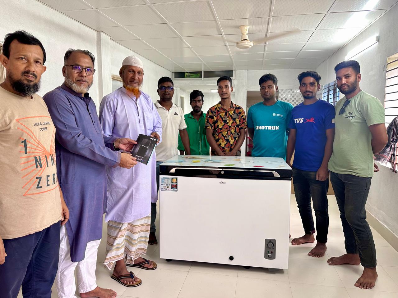 দর্শনায় বৃদ্ধাআশ্রমে বিএনপি নেতার ফ্রিজ প্রদান