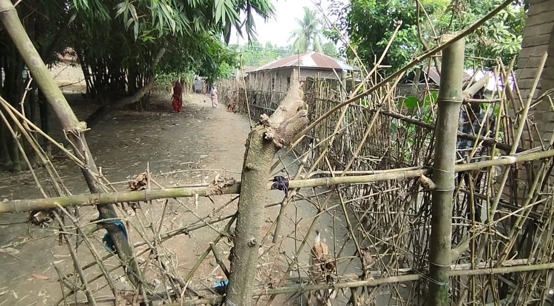 আলমডাঙ্গায় শত বছরের পুরাতন রাস্তা বন্ধ করে বেড়া, অবরুদ্ধ ১৫০ পরিবার