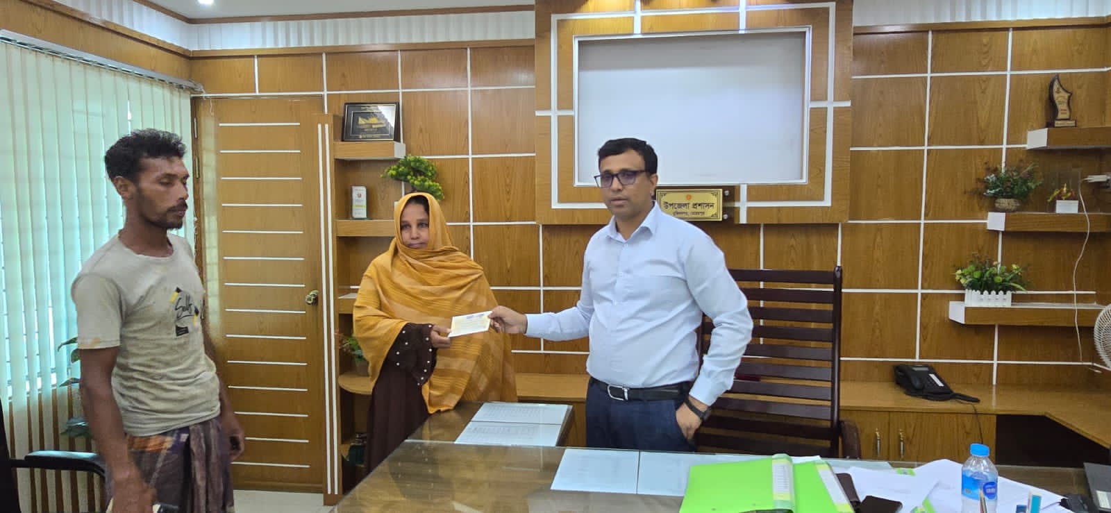 মুজিবনগরে বজ্রপাতে নিহতের পরিবারকে অনুদান প্রদান