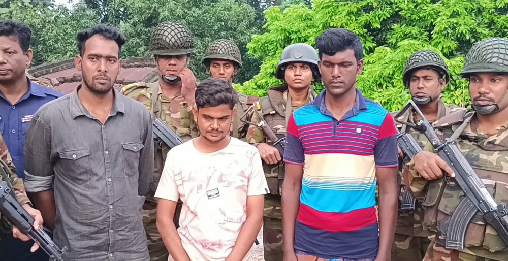 পিস্তলসহ তিন অস্ত্র ব্যবসায়ী আটক