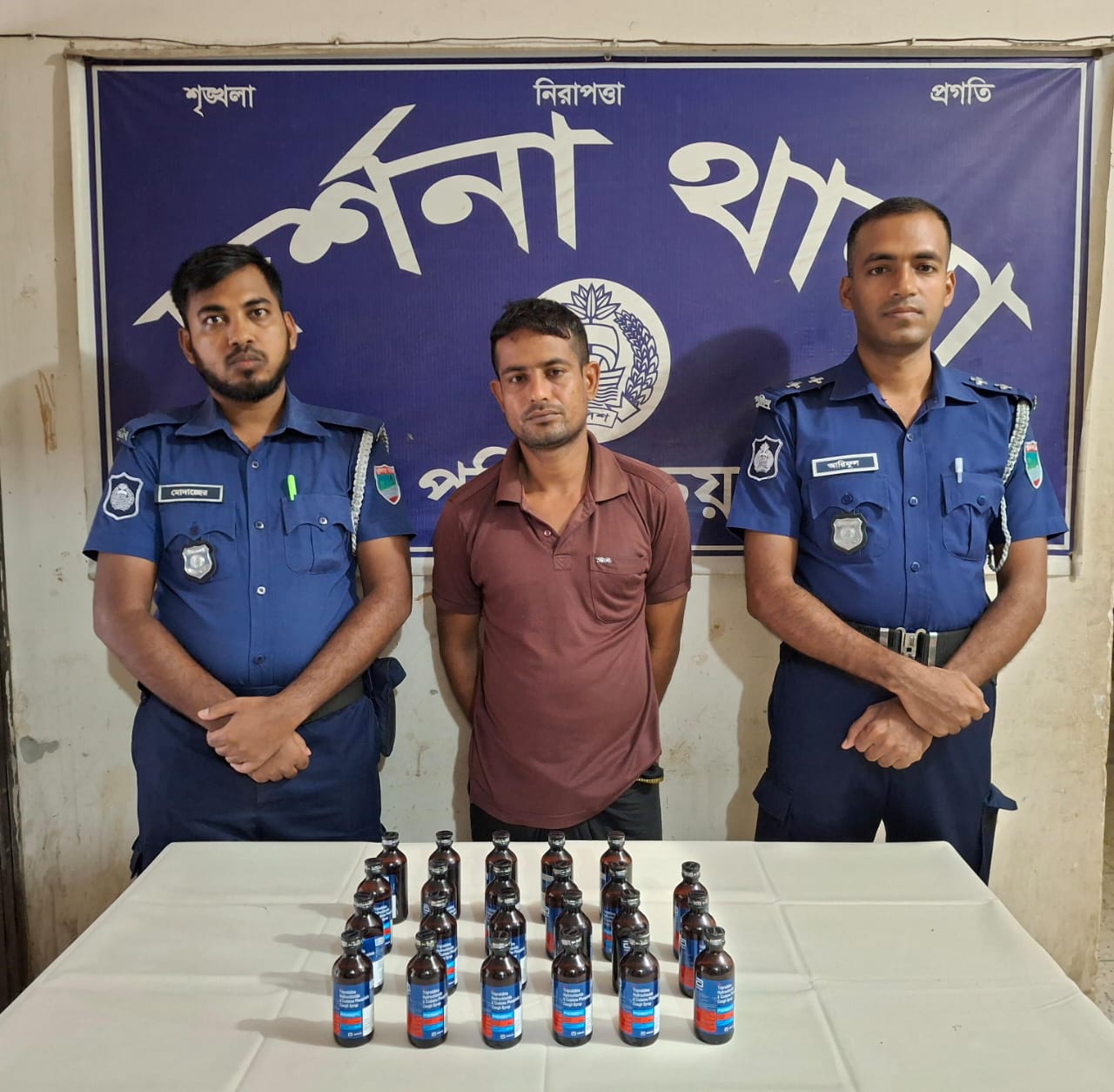 দর্শনায় ফেনসিডিলসহ যুবক আটক