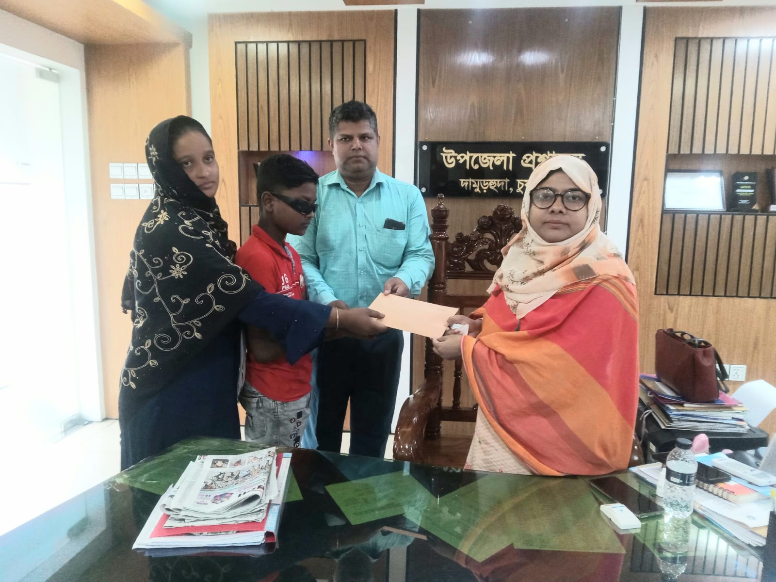 দামুড়হুদায় শিক্ষার্থী রাজনের পাশে দাঁড়ালেন শিক্ষকবৃন্দ