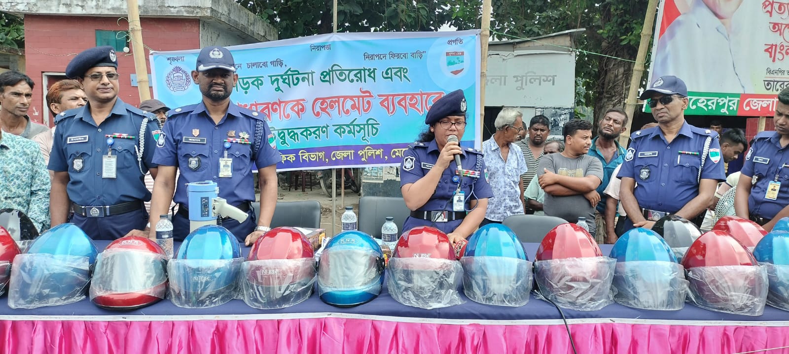 মেহেরপুরে ট্রাফিক পুলিশের সচেতনতামূলক ক্যাম্পেইন