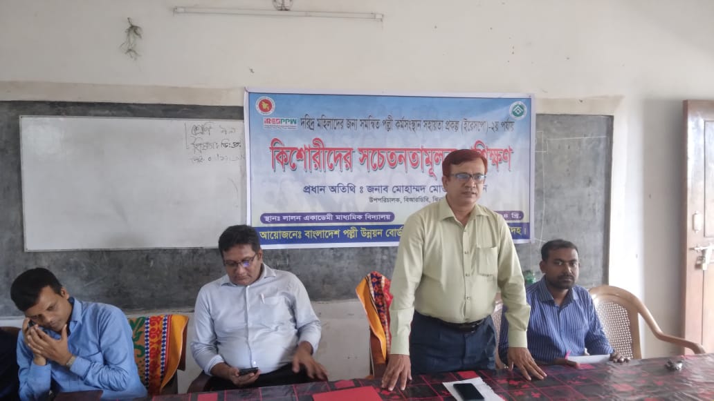 হরিণাকুণ্ডুতে কিশোরীদের প্রশিক্ষণ ও উপকরণ বিতরণ