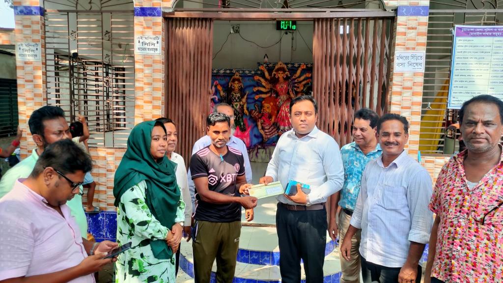 দর্শনায় মন্দির পরিদর্শন ও উপহার তুলে দিলেন পৌর প্রশাসক<br>